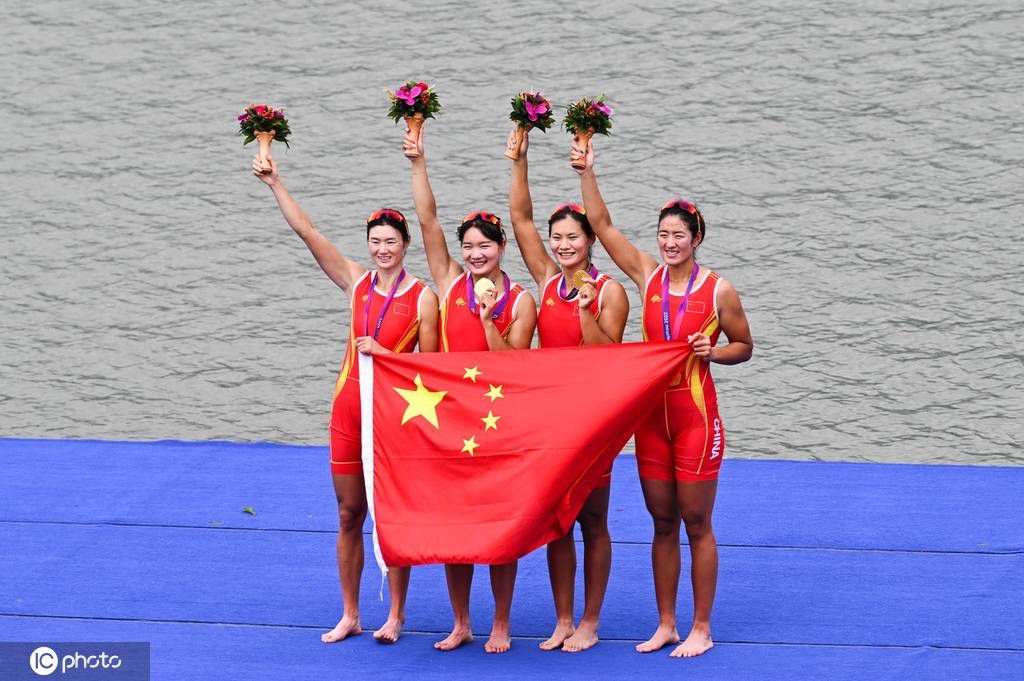 五婶怕是刚怀上身子，被谭氏追，摔了一下惊动了胎气。